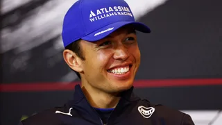 Albon, che stoccata: “Chi è passato da Toro Rosso a Red Bull? Nessuno, vengono tutti licenziati”