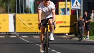 Aereo? Macché: Bottas sta raggiungendo Singapore in bici