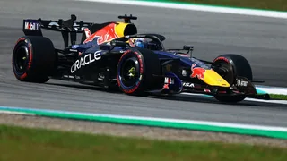 F1 | Un super Verstappen ruggisce e si prende la pole a Sepang davanti a Hamilton. Antonelli 4°
