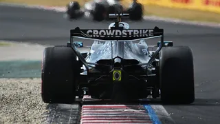 F1 | Russell dovrà cambiare motore: c’è stata una perdita d’acqua dopo il passaggio su un cordolo