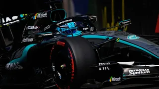 Controlli FIA sulla sospensione anteriore della Mercedes di Russell al termine del GP di Madrid