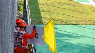 F1 | Bandiere gialle, i piloti chiedono un cambio di rotta: Sainz propone la penalità, Leclerc frena