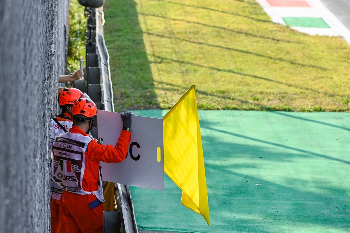 F1 | Bandiere gialle, i piloti chiedono un cambio di rotta: Sainz propone la penalità, Leclerc frena
