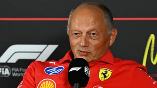 Mercedes davanti, Vasseur non trema: “Carburante e modalità motore sono diverse. Scie in qualifica? No, siamo due contro uno”