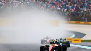 Motori in tilt: la Mercedes sfotte la Ferrari, ma cancella il post dopo il “fact checking” degli utenti