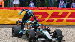 F1 | Russell furioso dopo il KO: "Con Lewis è stato un incidente di gara. Il problema è che non ho potenza!"