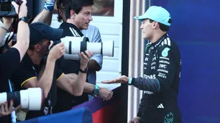 Russell si lamenta del motore, Toto Wolff lo bastona in diretta: “La velocità in rettilineo era buona”