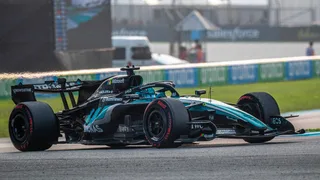 Russell, il team radio del ritiro da doppia penalità: “Controllate la power unit, si sta surriscaldando”