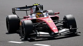 F1 | Hamilton accende la Ferrari e Silverstone: pole da sogno per la Sprint davanti ad Antonelli