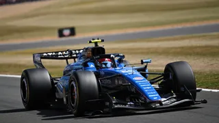 F1 | Lo strano caso di Sainz: è stato penalizzato di un giro per essersi sdoppiato... in pit lane