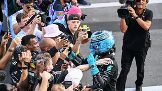 F1 | Mercedes, Russell firma una pole da urlo. Antonelli può ancora rimontare dopo il crash