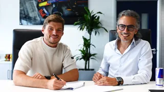 Verstappen signs surprise new Red Bull deal