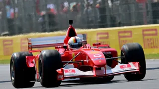 F1 | Vettel a Monza con la Ferrari F2002 di Schumacher: “Fosse qui gli direi ‘Guidala tu'. È un campione senza tempo”