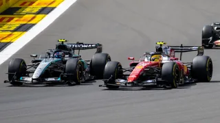 Hamilton: “In metà delle piste in calendario si sorpassa solo grazie alla batteria scarica”