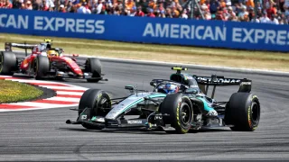 Kimi Antonelli denies Lewis Hamilton home win in Silverstone F1 sprint
