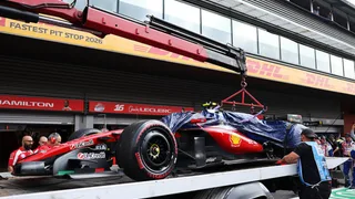 Hamilton, che botto: Ferrari sostituisce fondo, cambio, sospensioni e ala – il VIDEO dell’incidente
