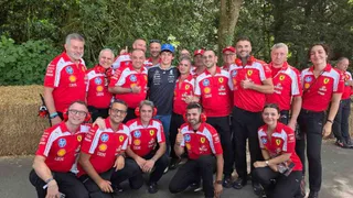 Antonelli e l’abbraccio dei meccanici Ferrari a Goodwood: Mercedes ci scherza su