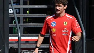 Leclerc sogna la quinta pole ma ammette: “Quest’anno è difficile”. E non scioglie il nodo penalità
