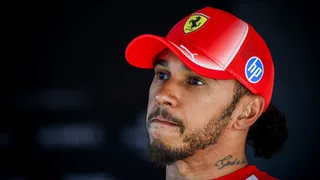 Hamilton e l’incubo steward: quattro penalità in sei GP. E Mercedes ringrazia