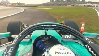 Antonelli abbatte il birillo dei box, che risate nel retro podio. Hamilton e Verstappen: “Ah, sei stato tu!”