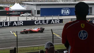 Caos software, la FIA si giustifica: “Insieme di fattori senza precedenti”. Prima del restart è stato distribuito un aggiornamento ai team