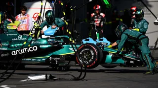 Dentro l’incubo di Alonso. 20 giri di problemi, poi lo stop: “Penso che mi fermerò ai box, mi spiace”