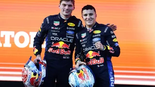 Hadjar-show alle spalle di Verstappen: i suoi team radio sono già virali