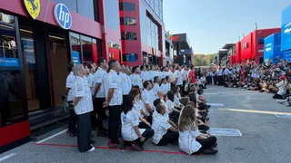 F1 | Gesto nobile: bello l'applauso spontaneo del team Ferrari a Gasly durante la foto nel paddock