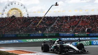 Tre squadre vicine, due strade diverse: Russell pole con la Mercedes scarica