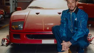 Lewis Hamilton e la F40 ritrovata in un garage