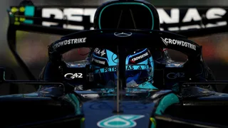 F1 | Baku, Libere 1: Russell subito in vetta, poi Max e Leclerc a 4 decimi. Kimi fermato da un guasto