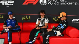 Fuga Antonelli, Verstappen applaude e Norris stuzzica Russell: “Kimi sta battendo un compagno molto più esperto…”